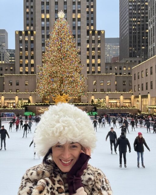 გილოცავთ დამდეგ ახალ წელს ნიუ-იორკიდან 🎄✨2025 წელი ჩემს ცხოვრებაში საკმაოდ დატვირთული და გარდამტეხი აღმოჩნდა.ბევრი რამ შეიცვალა — როგორც სახლში, ისე სამსახურში.ჩემი გამზრდელი, ულამაზესი ბებიის გარდაცვალებიდან სულ რამდენიმე დღეში, თავად გავხდი ბებია — ულამაზესი კიკისი 💛ნამუ გადავიდა მასიურ წარმოებაზე და უკვე ქსელებშიც არის წარმოდგენილი — დიდი ნაბიჯი და დიდი პასუხისმგებლობა.იყო მოგზაურობები:პუნტა დელ ესტე, ბუენოს აირესი, ბარსელონა, ვალენსია, კორდობა, სევილია, კადისი, მაიორკა, ლონდონი, სტამბული, ბოსტონი და ბოლოს — ნიუ-იორკი 🌍✈️იყო დარდი და იყო სიხარულიც.იყო ცრემლები — შიშისაც და ბედნიერებისაც.2026 წელს გისურვებთ რაც შეიძლება მეტ დადებით ემოციას და ჯანმრთელობას — ეს უკანასკნელი, ჩემი მიმდინარე ფილტვების ანთების ფონზე, კიდევ უფრო მეტად დავაფასე.✨ ბედნიერი ახალი წელი! ✨