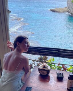 🌴 ბალის ველნეს გზამკვლევი 🌞
თუ ბალიზე მოგზაურობას გეგმავთ, ეს ინფო გამოგადგებათ:
🥥 დაიწყეთ დღე მწვანე ქოქოსის წყლით — ბუნებრივი ელექტროლიტები და იდეალური ჰიდრატაცია ტროპიკულ სიცხეში. არ დაგავიწყდეთ სთხოვოთ გახსნა, რათა შეძლოთ ქოქოსის გულის მირთმევაც, რომელიც მდიდარია MCT ცხიმებით 🤍
🥑 მიირთვით ავოკადო, პაპაია, მანგო, პატარა ტკბილი ბანანები - ყველა ტროპიკული ხილი, რასაც შეხვდებით. მრავალფეროვანი, ფერადი თეფში = ბედნიერი მიკრობიომი 🌈
🍫 გასინჯეთ ადგილობრივი კაკაო (ეცადეთ ნახოთ შაქრის გარეშე) — ბალი ცნობილია თავისი კაკაოს პლანტაციებით და, როგორც ვიცით, კაკაო შესანიშნავია ბუნებრივად განწყობის ასამაღლებლად
🍹 იკითხეთ კომბუჩა — უმეტესობა ჯანმრთელობაზე ორიენტირებულ კაფეებში ექნებათ. იდეალური პრობიოტიკია ნაწლავებისთვის ✨
🌿 იკვებეთ გააზრებულად, ჩემი ფავორიტი ადგილებია:
• Alchemy (ულუვატუ და უბუდი) — მცენარეულ საკვებზე დაფუძნებული სამზარეულო + იოგა და ბუნებრივი კანის მოვლა
• Zest (უბუდი) — მცენარეული საკვები, მუსიკა და პოზიტიური განწყობა 🌱✨
• Casa Curandera (უბუდი) — საოცარი კერძები კოლუმბიური გემოებით (აუცილებლად გასინჯეთ ჯეკფრუტის არეპა)
🧘‍♀️ ისეირნეთ ბევრი და დაესწარით იოგას გაკვეთილებს
🏝 იმოგზაურეთ პატარა კუნძულებზე და აღმოაჩინეთ დამალული, საიდუმლო პლაჟები
✨ ბალი არის  სხეულის, გონებისა და სულის სრული განახლება
#BaliWellness #UbudLife #UluwatuVibes #HealthyTravel #GutHealth #TropicalLiving