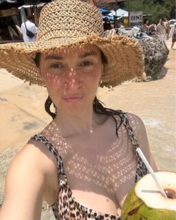 🌴 Bali Wellness Guide 🌞
If you’re heading to Bali, here are my must-do rituals for feeling your absolute best:
🥥 Start your day with fresh young coconut water — natural electrolytes, perfect hydration in the tropical heat. Don’t forget to ask  to open it so you can enjoy the soft coconut meat 🤍
🥑 Eat your way through paradise — avocados, papayas, mangoes, tiny sweet bananas and all the tropical fruits you can find. Think rainbow plate = happy gut microbiome 🌈
🍫 Try local cacao (without added sugar!) in all its forms — Bali is known for its cacao plantations, and it’s amazing for boosting your mood naturally
🍹 Ask for kombucha — most health-focused, plant-forward cafes will have it. A perfect probiotic boost for your gut ✨
🌿 Eat consciously:
• Alchemy (Uluwatu and Ubud) — plant-forward, nourishing food, plus yoga & natural skincare
• Zest (Ubud) — plant-powered food, music & positive vibes 🌱✨
• Casa Curandera (Ubud) — incredible dishes with Colombian flavours (don’t miss the Jackfruit Arepas)
🧘‍♀️ Move and do yoga
🏝 Escape and take a trip to the small islands and discover those hidden, secret beaches
✨ Bali is not just a destination — it’s a reset for your body, mind, and soul
#BaliWellness #UbudLife #UluwatuVibes #HealthyTravel #GutHealth #TropicalLiving