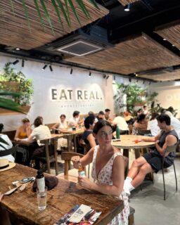 Summer in Barcelona ☀️🌿
One of my favorite places to recharge is Honest Greens. Fresh, colorful, and full of real food that makes you feel good.
What keeps me coming back?
🥗 Nourishing plant-based meals
🥤 Refreshing kombucha
🍰 Raw, vegan & gluten-free desserts

#Barcelona #SummerInBarcelona #HonestGreens #PlantBased #EatReal #HealthyLifestyle #Kombucha #VeganDesserts #GlutenFree #HealthyFood #WellnessJourney